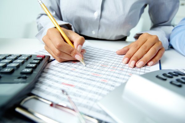 Visuel d'une comptable en plein calcul des dépenses
